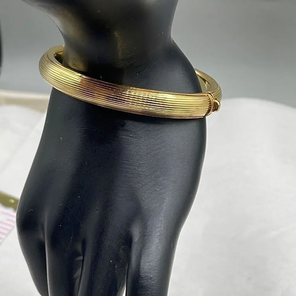 Vintage ribbed gold colored hinged bangle